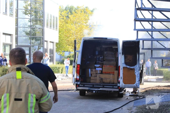 Bestelbus vol met pakketten in vlammen