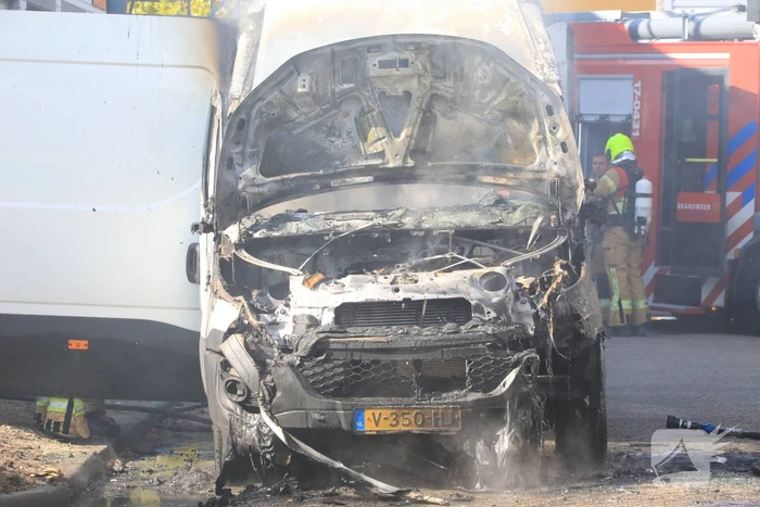 Bestelbus vol met pakketten in vlammen