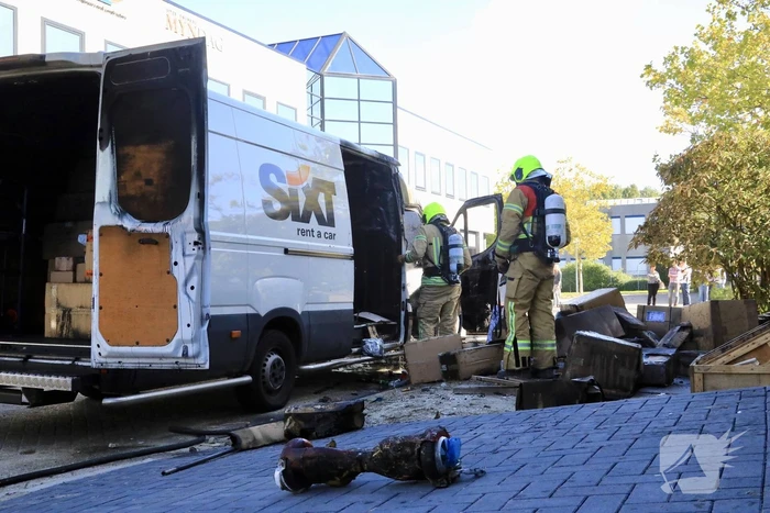 Bestelbus vol met pakketten in vlammen
