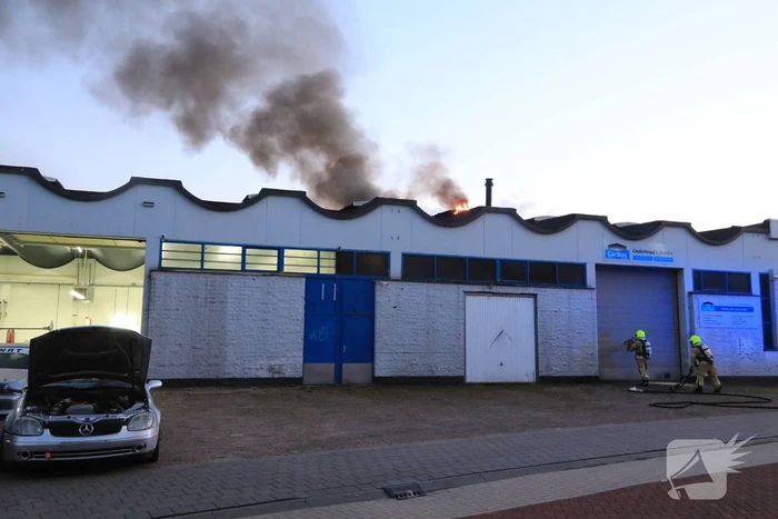 Uitslaande brand bij garagebedrijf