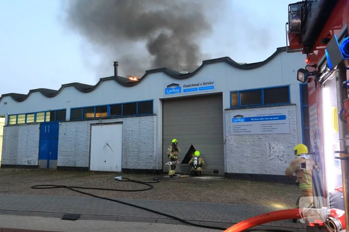 Uitslaande brand bij garagebedrijf