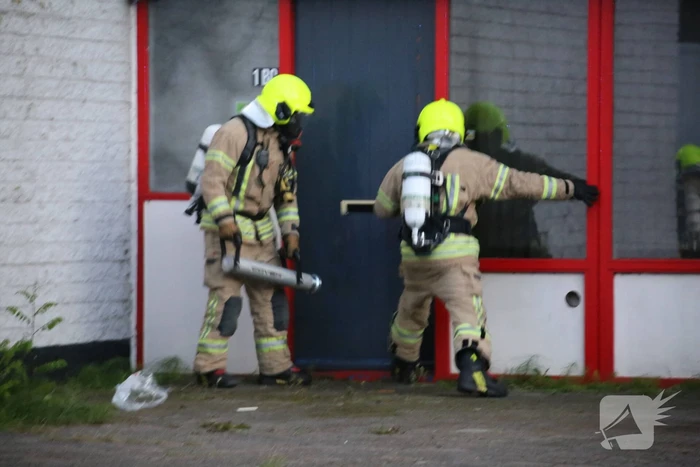 Uitslaande brand bij garagebedrijf