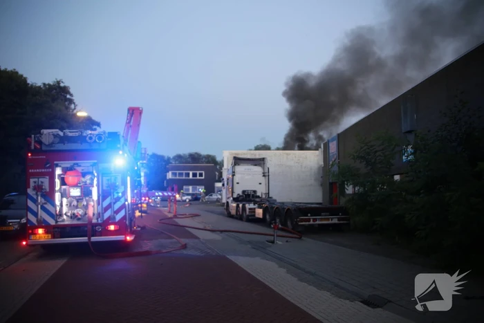 Uitslaande brand bij garagebedrijf