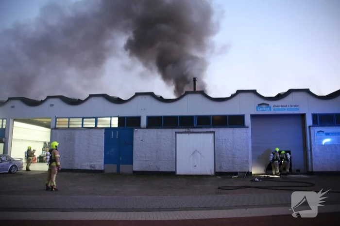 Uitslaande brand bij garagebedrijf