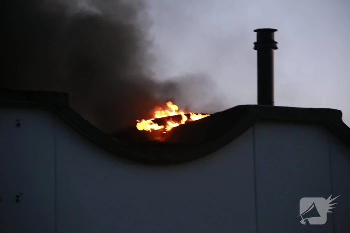 Uitslaande brand bij garagebedrijf
