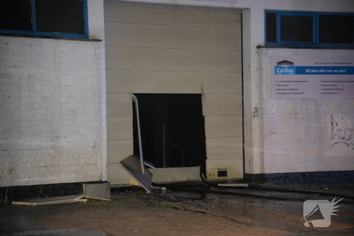 Uitslaande brand bij garagebedrijf