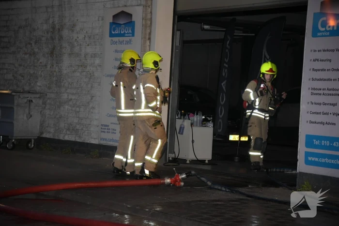 Uitslaande brand bij garagebedrijf