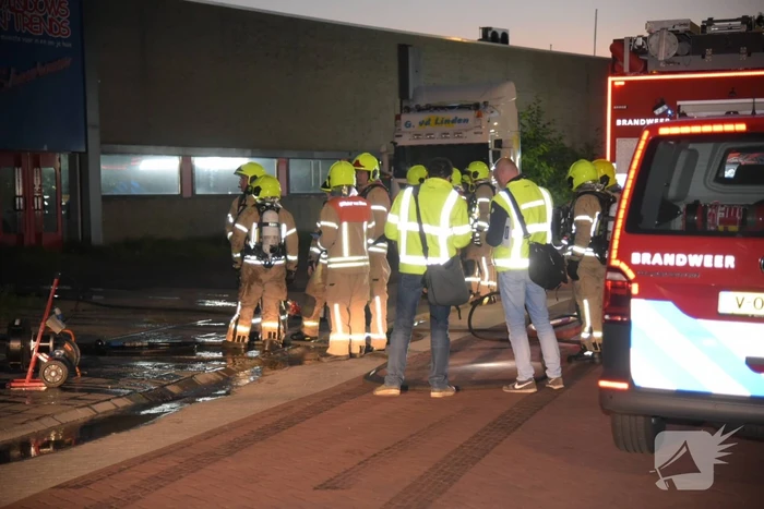 Uitslaande brand bij garagebedrijf