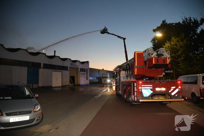 Uitslaande brand bij garagebedrijf