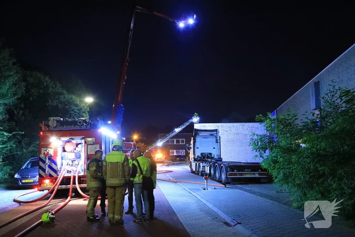 Uitslaande brand bij garagebedrijf