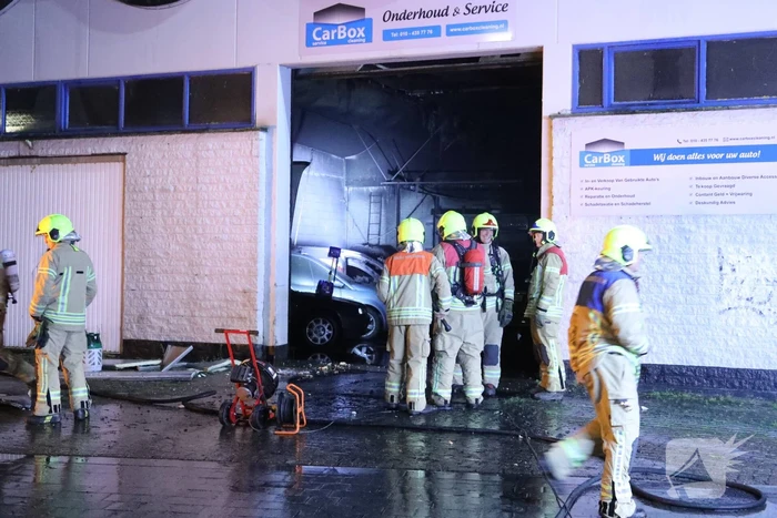 Uitslaande brand bij garagebedrijf
