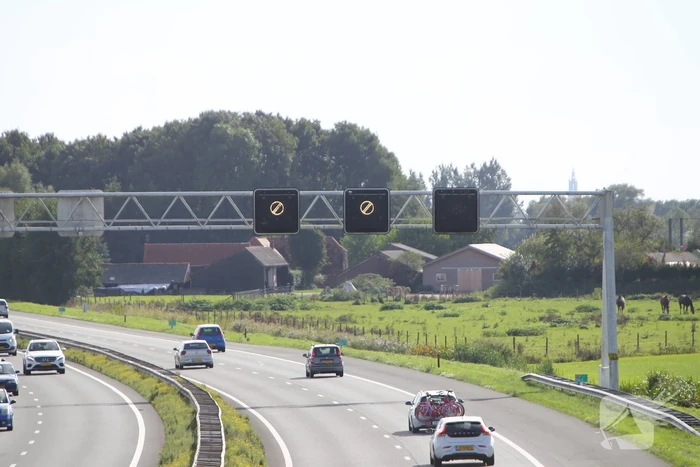 Rijstrook afgesloten door autobrand