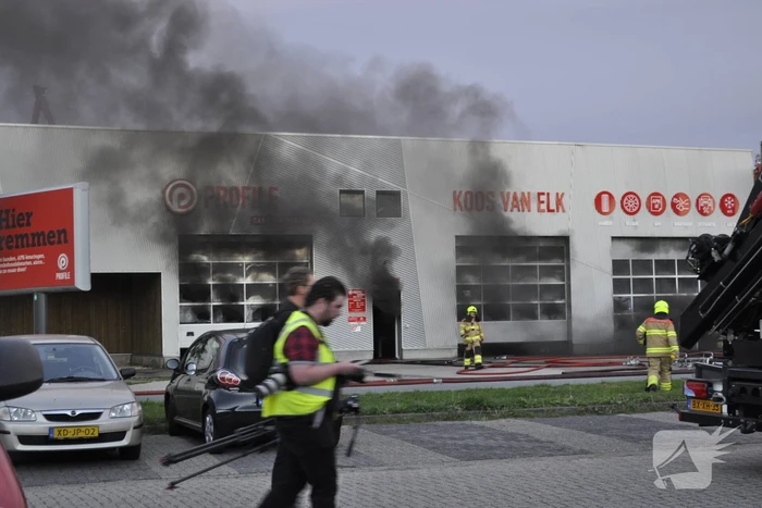 Forse rookontwikkeling bij grote brand