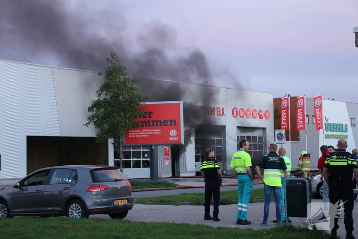 Forse rookontwikkeling bij grote brand