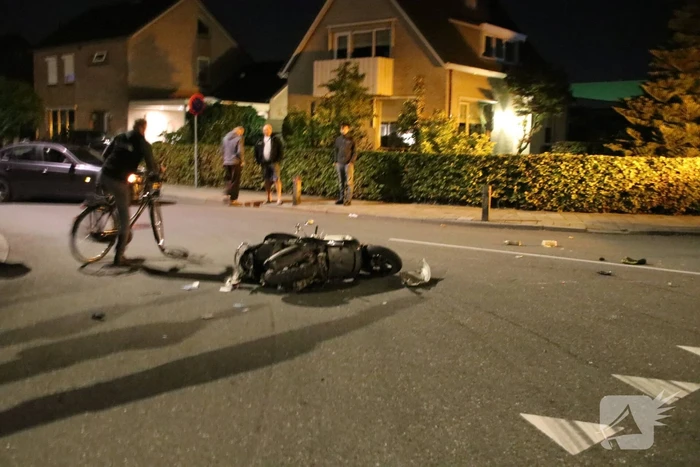 Bestuurder met snorscooter aangereden op kruising