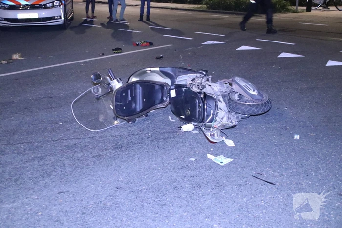 Bestuurder met snorscooter aangereden op kruising