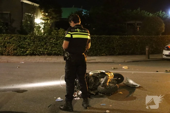 Bestuurder met snorscooter aangereden op kruising
