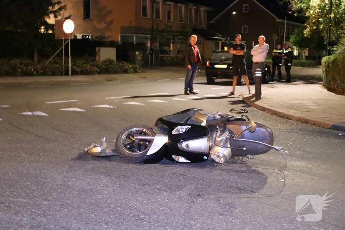 Bestuurder met snorscooter aangereden op kruising