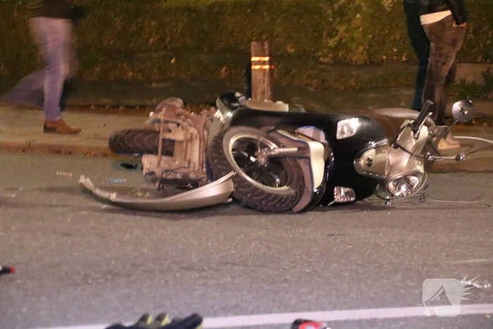 Bestuurder met snorscooter aangereden op kruising