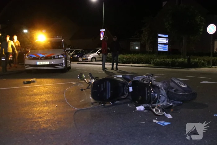 Bestuurder met snorscooter aangereden op kruising