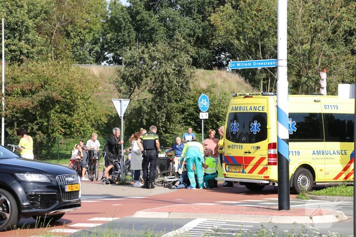 Overstekende fietser aangereden door auto op ovatonde