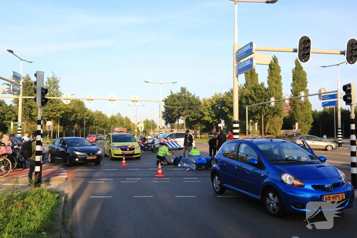 Overstekende brommer aangereden