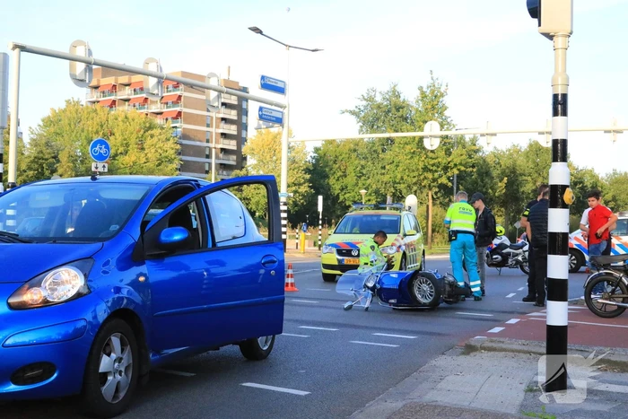 Overstekende brommer aangereden