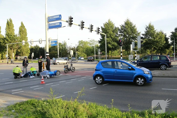 Overstekende brommer aangereden