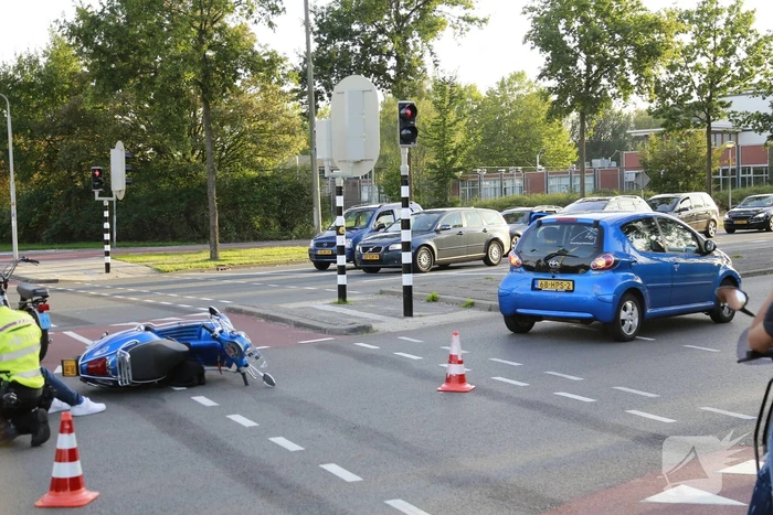 Overstekende brommer aangereden