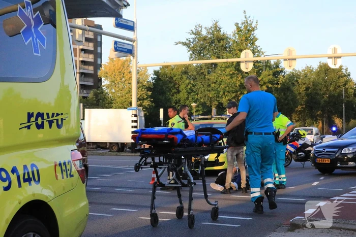 Overstekende brommer aangereden