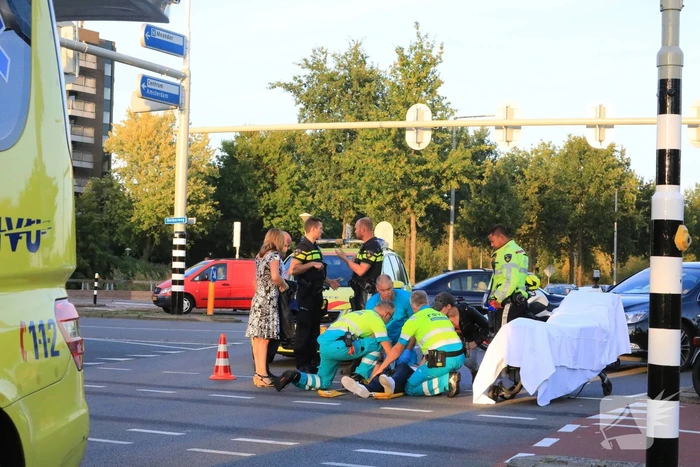 Overstekende brommer aangereden