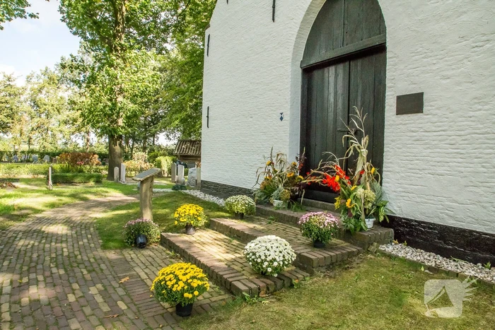 Dorpsfeest Hoogland herdenkt dierbaren vrijwilligers met bloemen