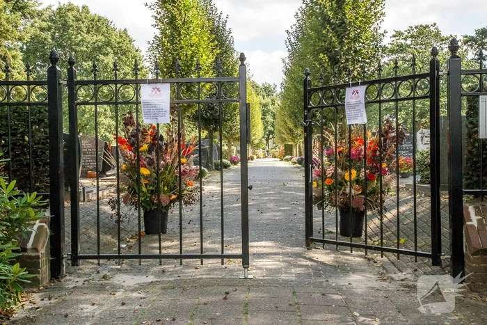 Dorpsfeest Hoogland herdenkt dierbaren vrijwilligers met bloemen