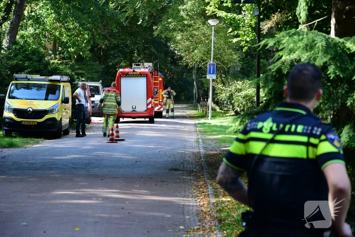 Straat afgezet na flinke gaslucht uit riolering