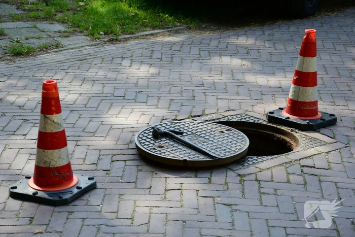 Straat afgezet na flinke gaslucht uit riolering