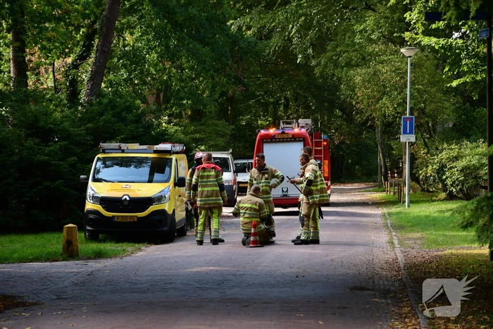 Straat afgezet na flinke gaslucht uit riolering