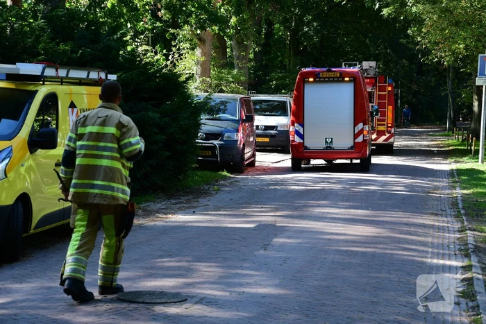 Straat afgezet na flinke gaslucht uit riolering