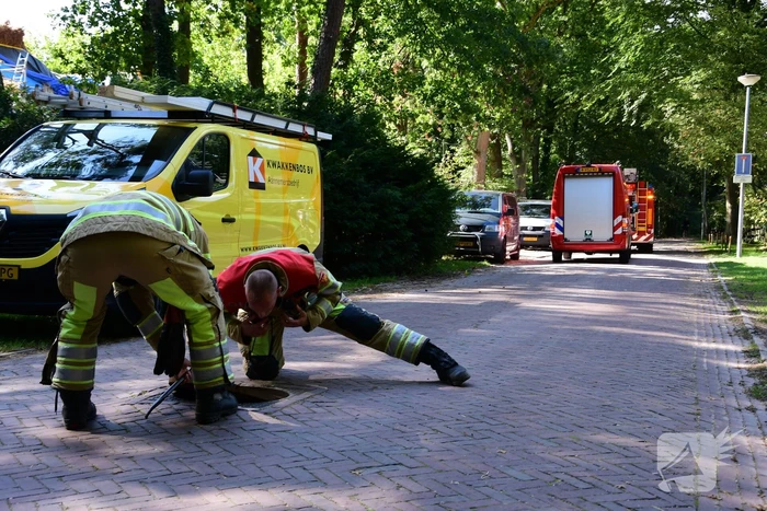 Straat afgezet na flinke gaslucht uit riolering