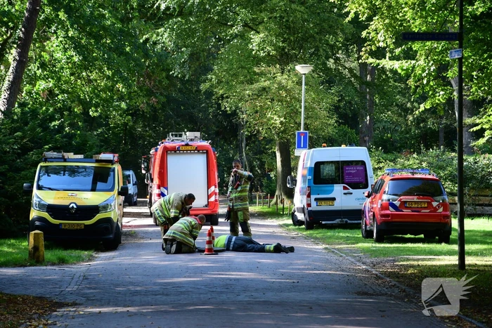 Straat afgezet na flinke gaslucht uit riolering