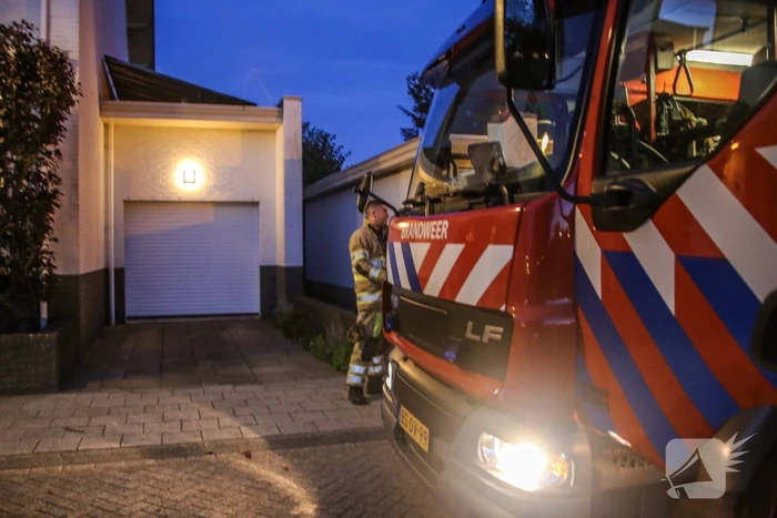 Buren blussen brandende heg