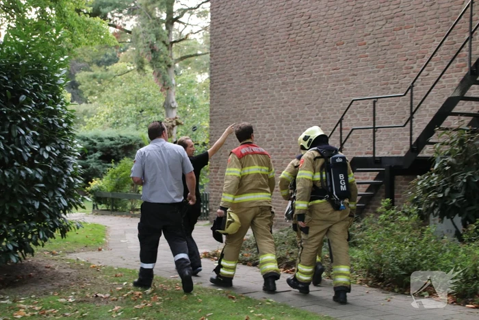 Bewoner ademt rook in bij woningbrand