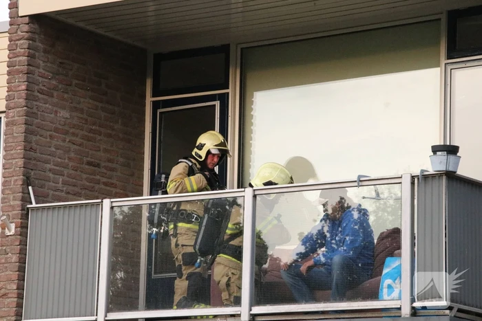Bewoner ademt rook in bij woningbrand