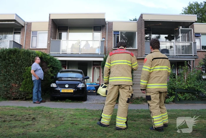 Bewoner ademt rook in bij woningbrand