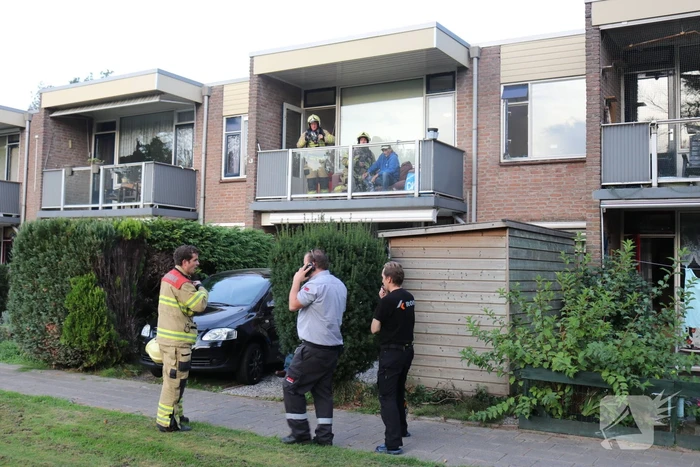 Bewoner ademt rook in bij woningbrand