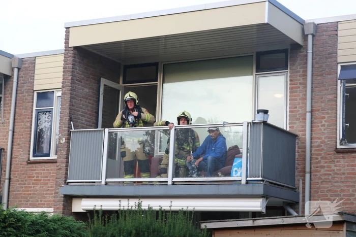 Bewoner ademt rook in bij woningbrand