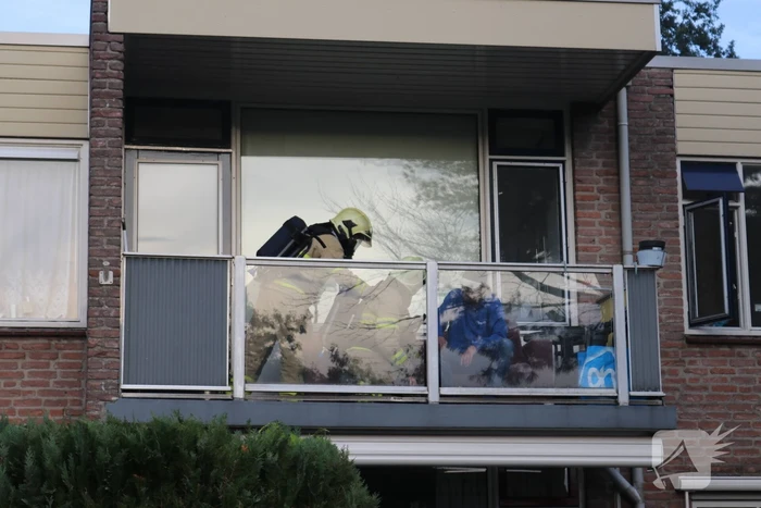 Bewoner ademt rook in bij woningbrand
