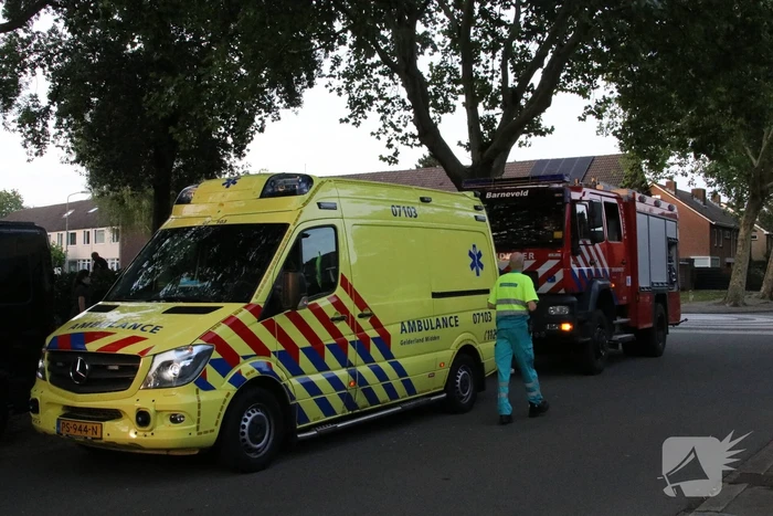 Bewoner ademt rook in bij woningbrand