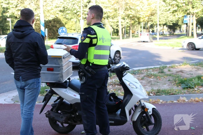Maaltijdbezorger aangereden op rotonde