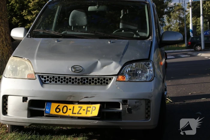 Maaltijdbezorger aangereden op rotonde