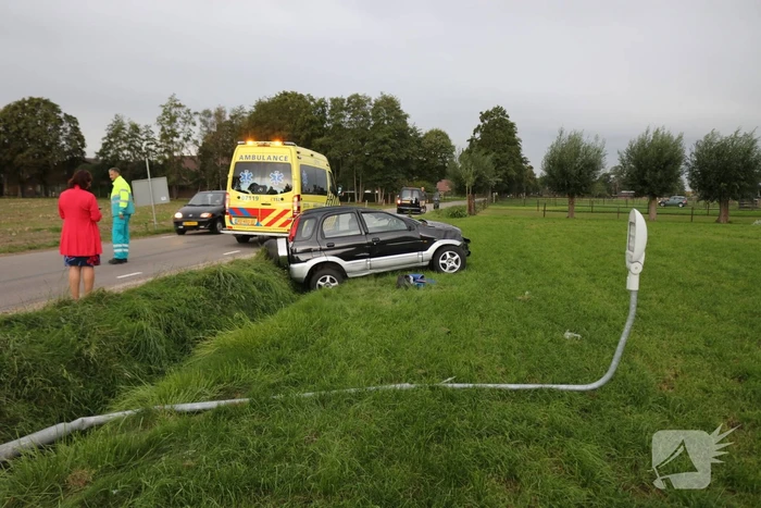 Automobilist rijdt lichtmast uit de grond